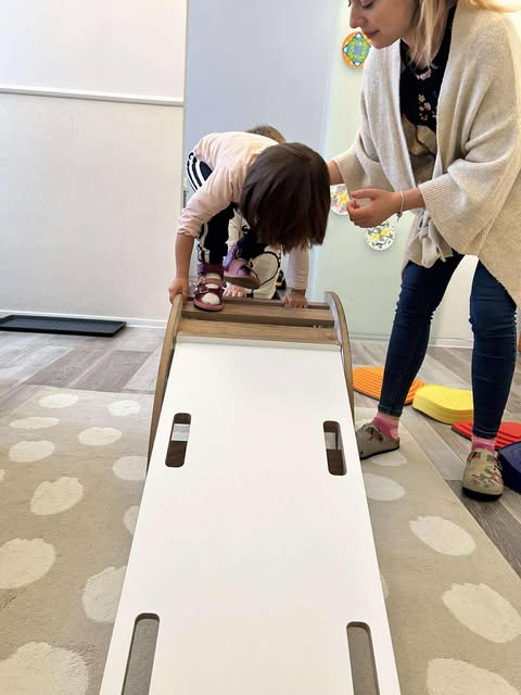 Gyerekek festés közben